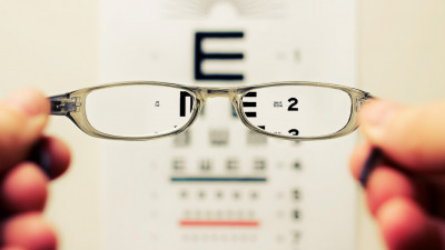 Офтальмолог Меркулова опровергла миф о восстановлении зрения с помощью черники и моркови