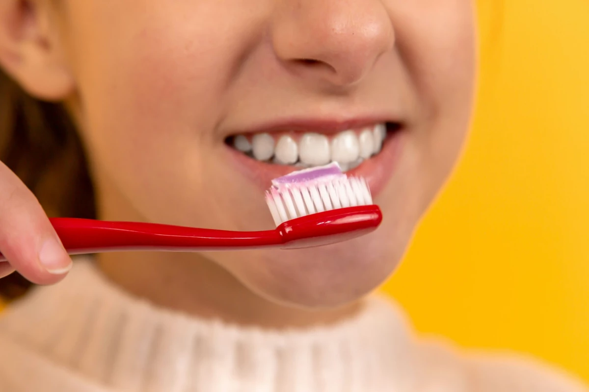 Стоматолог предупредила об опасности отбеливающих зубных паст - tvspb.ru