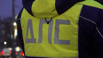 У «Петроградской» иномарка погнула светофор