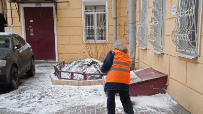 Сегодня на борьбу со снегом в центре Петербурга вышли 420 дворников