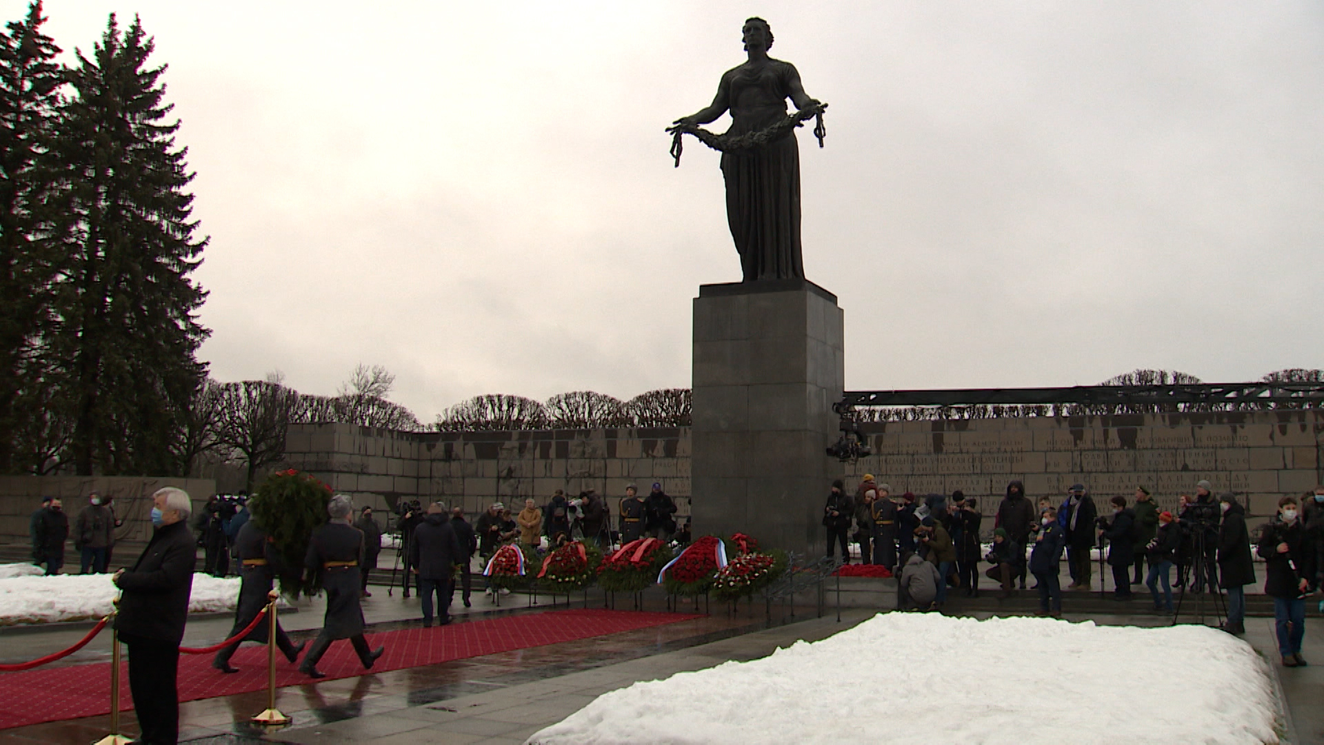 Пискаревка. Мать-Родина на Пискаревском кладбище. Пискаревское кладбище СПБ 27 января. Памятник Родина мать на Пискаревском кладбище. Памятники блокады Ленинграда Пискарёвское кладбище зима.