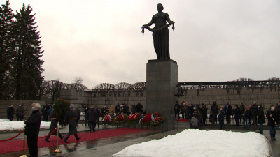 Торжественно-траурная церемония началась на Пискаревском кладбище