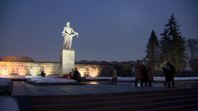 В день 80-летия прорыва блокады на Пискаревском кладбище представили интерактивную экскурсию