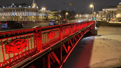 Дворцовый мост подсветили красным в честь Китайского Нового года