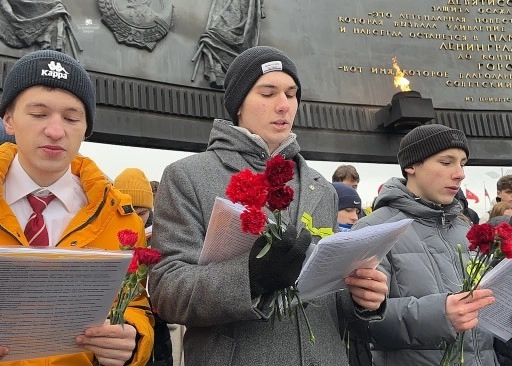 Школьники и учителя прочли имена всех известных жертв блокады - tvspb.ru