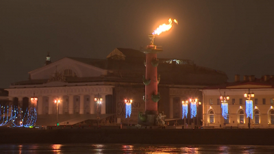 Факелы Ростральных колонн зажгут 27 января в честь Ленинградской Победы