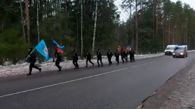 15 петербургских полицейских пробежали по «Дороге жизни»