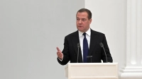 Медведев поздравил россиян с 1 мая советским плакатом с Зеленским вместо Гитлера