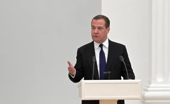 Медведев поздравил россиян с 1 мая советским плакатом с Зеленским вместо Гитлера