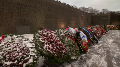 В Петербурге возложили венки и цветы на могилы защитников блокадного Ленинграда