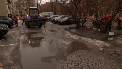 На новую систему уборки дворов частично перешли 16 районов Петербурга