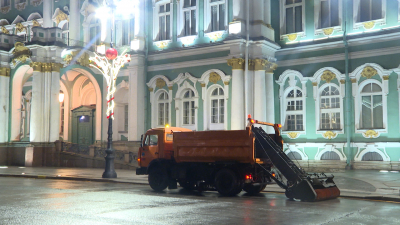 Более 850 спецмашин вышли на улицы Петербурга для борьбы со снегопадом