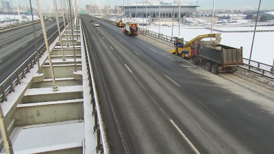 С ЗСД вывезли две сотни самосвалов снега