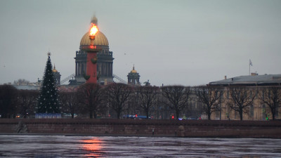 Петербуржцам назвали часы, в которые будут гореть факелы на Ростральных колоннах