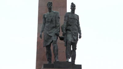 Цветы возложили к монументу героическим защитникам Ленинграда