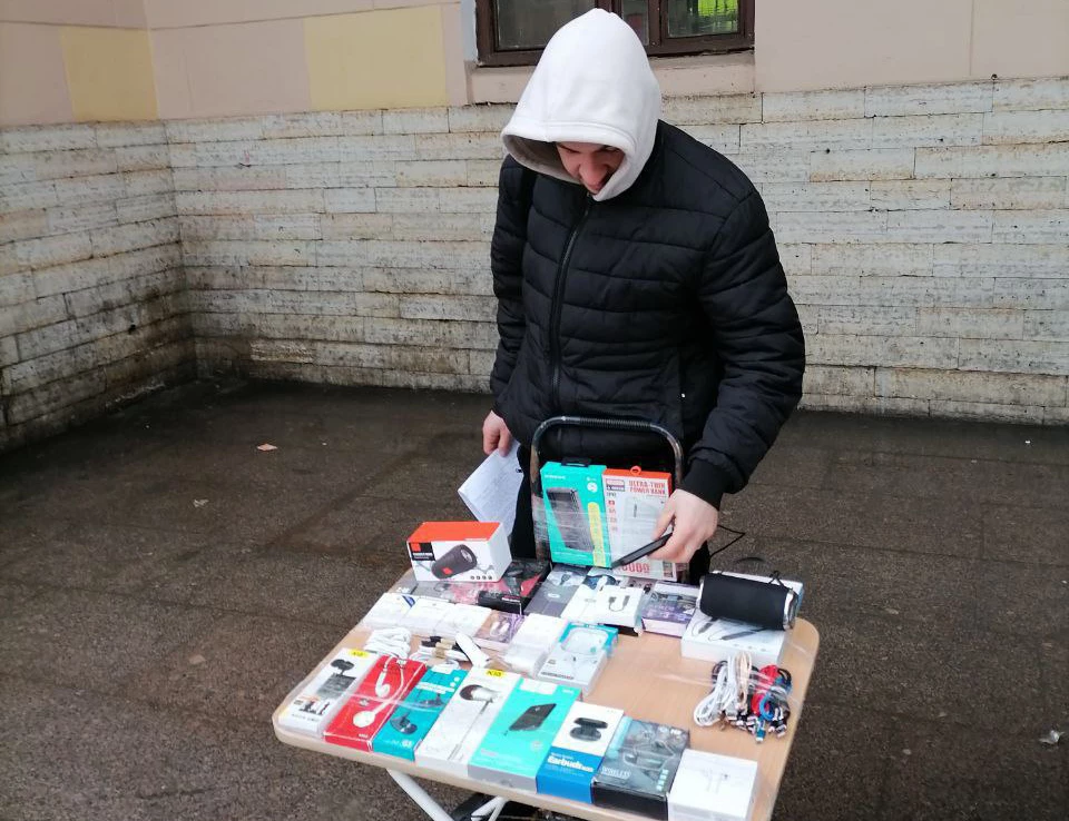 Во время рейда в центре Петербурга прикрыли пять незаконных торговых точек - tvspb.ru