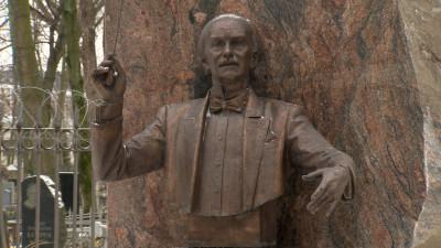 На Литераторских мостках открыли памятник народному артисту России Станиславу Горковенко
