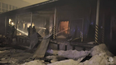 Пробы воздуха взяли на Свердловской набережной после крупного пожара на складе