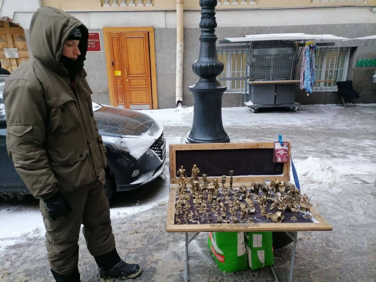 В центре Петербурга закрыли пять незаконных торговых точек с сувенирами - tvspb.ru