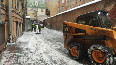 На борьбу со снегом в центре Петербурга вышли 426 дворников и 29 спецмашин