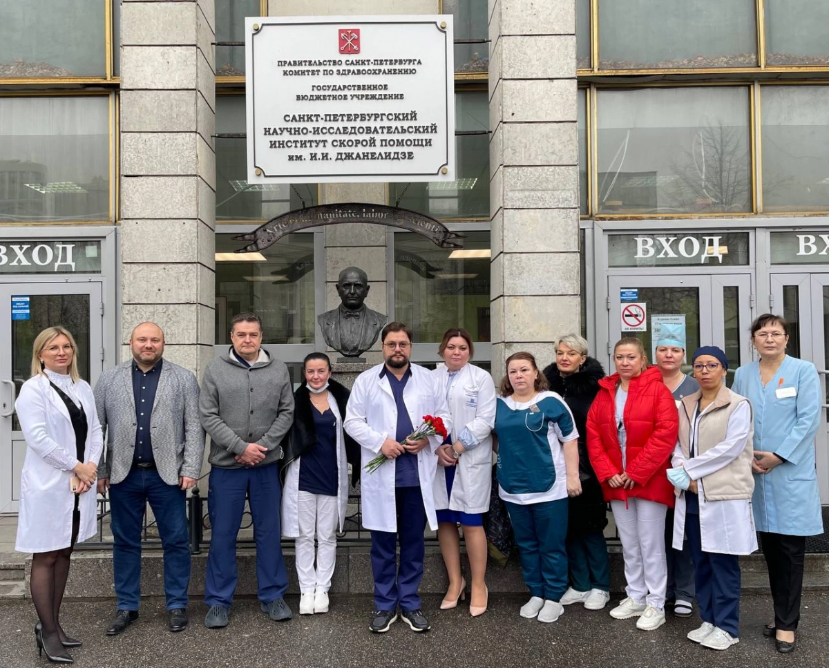 Медики возложили цветы к памятнику Иустина Джанелидзе в знак уважения к подвигу блокадных врачей - tvspb.ru