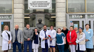 Медики возложили цветы к памятнику Иустина Джанелидзе в знак уважения к подвигу блокадных врачей