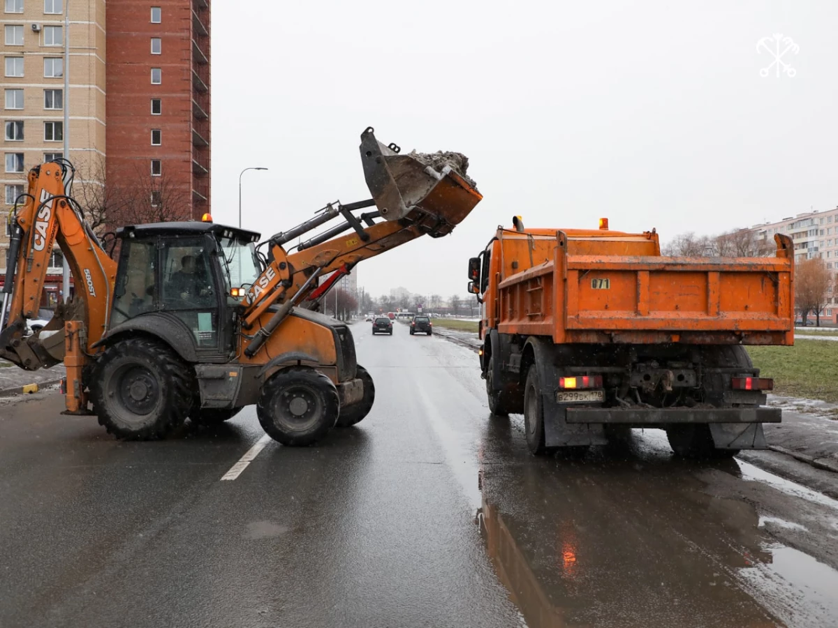Сегодня дороги Петербурга от гололеда чистили 911 дворников - tvspb.ru