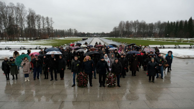 Коллектив «Пассажиравтотранса» почтил память защитников Ленинграда на Пискаревском кладбище