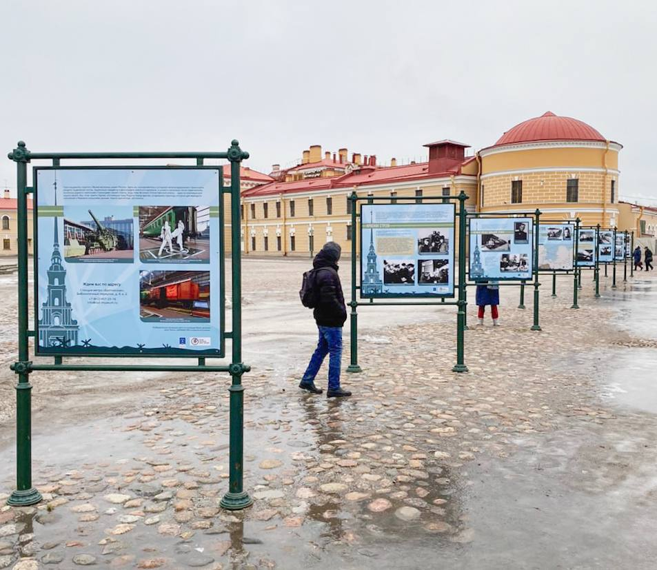 Заяц на скамейке в петропавловской крепости