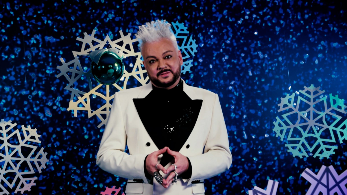 Королевский конфуз: головной убор Киркорова чуть не упал - tvspb.ru