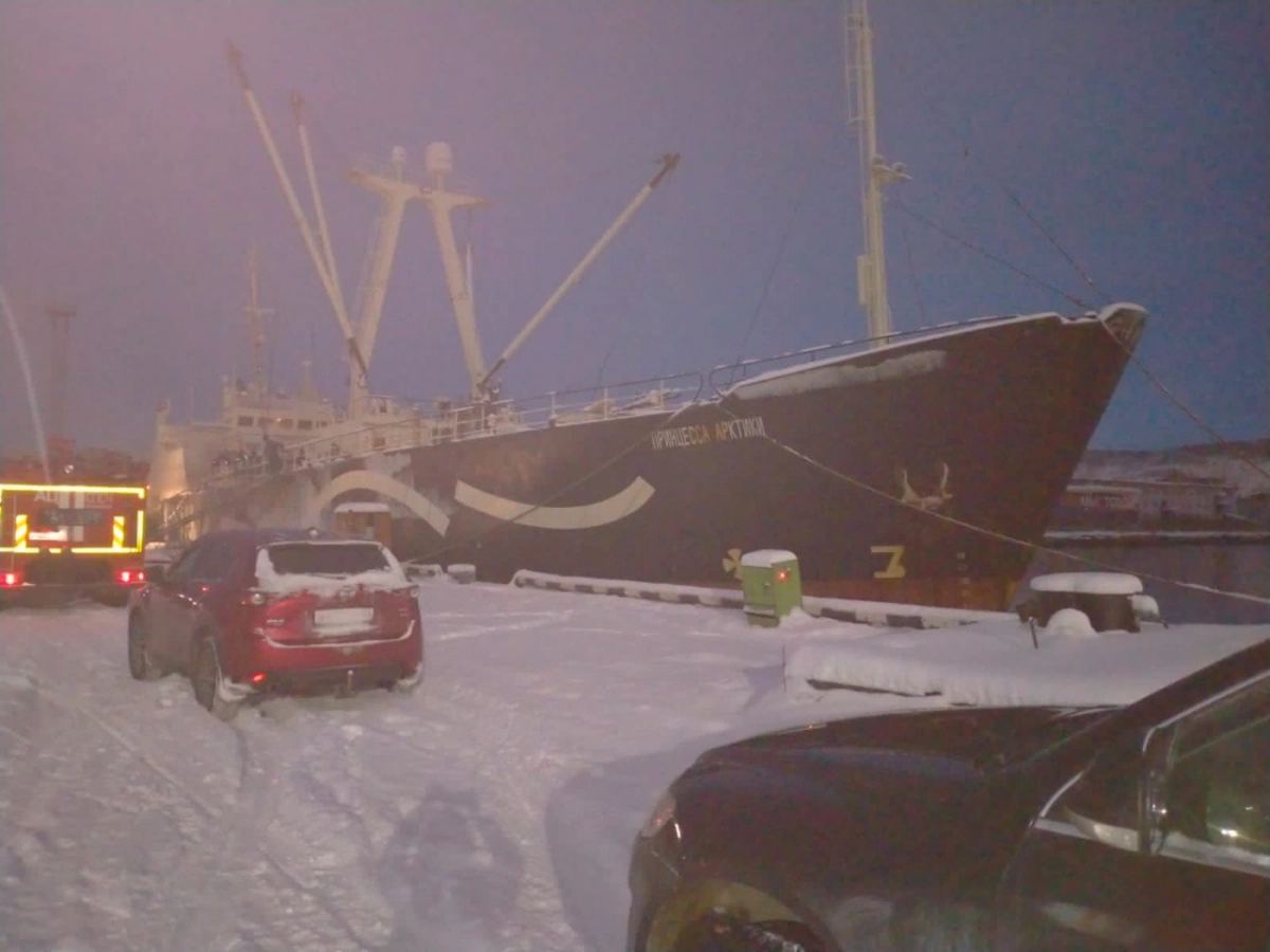 В Мурманске загорелось судно, принадлежащее петербургской компании - tvspb.ru