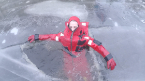 Когда человек провалился под лёд: чем помочь и как не ошибиться — первые правила спасения на воде