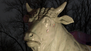 До сентября — на реставрацию: бронзовые скульптуры быков отправились в мастерскую