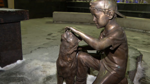Памятник семейству туристов: на Московском вокзале появилась новая городская скульптура