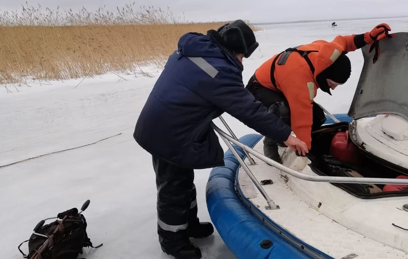 Двое мужчин на снегоходе провалились под лед Ладожского озера - tvspb.ru