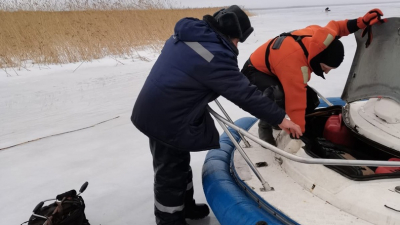 Двое мужчин на снегоходе провалились под лед Ладожского озера