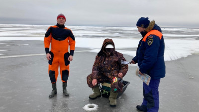 Спасатели напомнили рыбакам на Ладожском озере о смертельной опасности выхода на лед