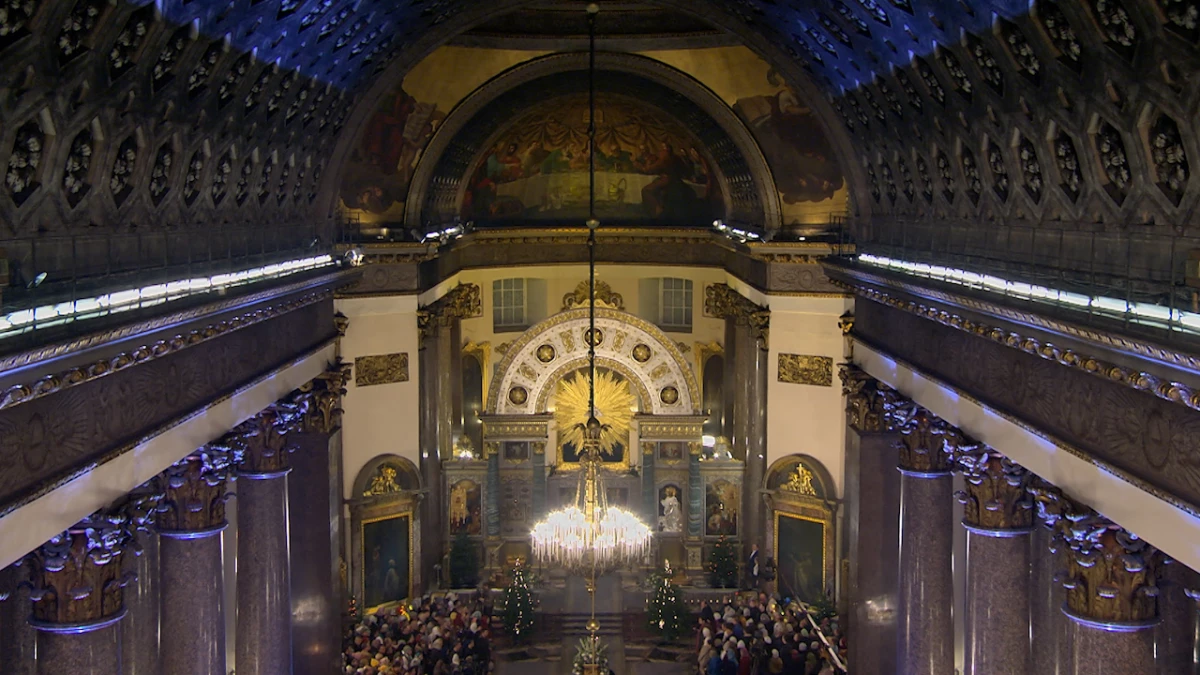В канун Рождества в Казанском соборе отслужили Божественную литургию - tvspb.ru