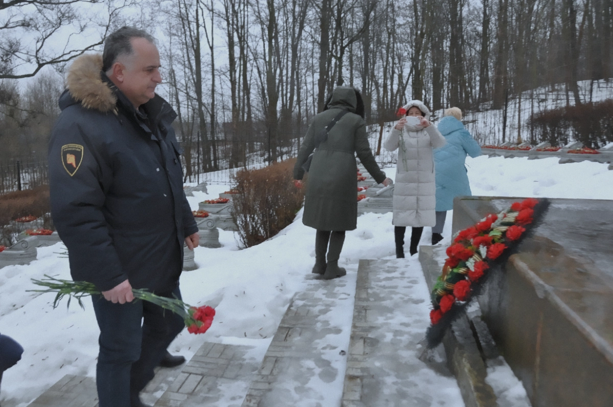 Сотрудники МЧС возложили цветы на Аллее славы Пискаревского кладбища - tvspb.ru