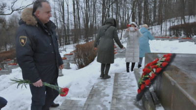 Сотрудники МЧС возложили цветы на Аллее славы Пискаревского кладбища