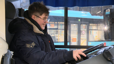 Петербургские водители провели экскурсию для мальчика с ОВЗ в автобусном парке