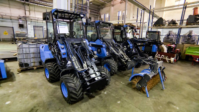 Тридцать петербургских мини-тракторов присоединятся к уборке города