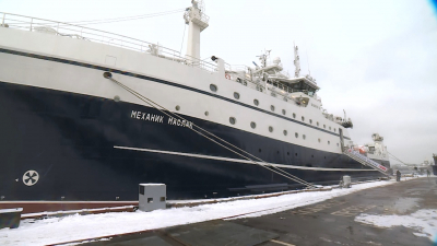 На рыболовном траулере «Механик Маслак» подняли российский флаг