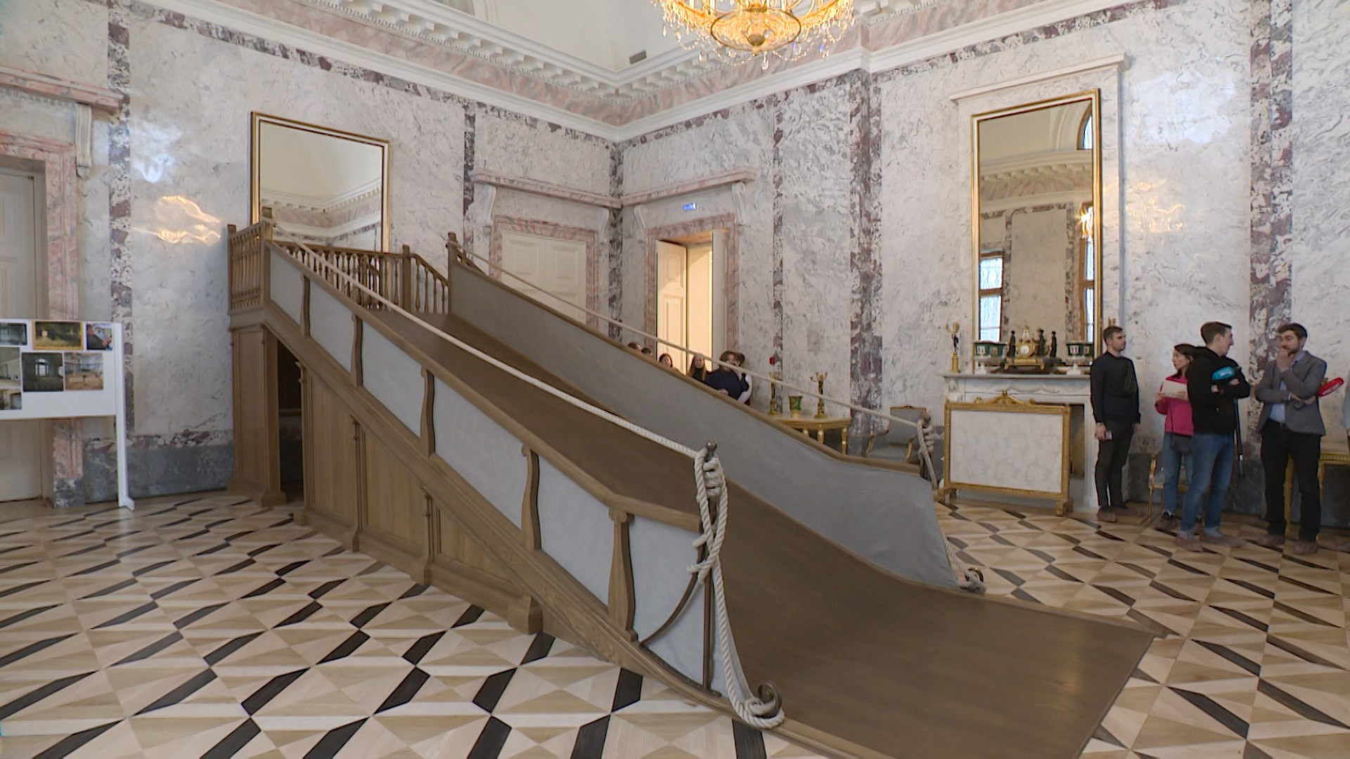 Зал с горкой в Александровском дворце «Царского села» показали после реставрации