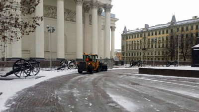 В Петербурге на уборку снега с улиц направили 960 дворников и 838 машин
