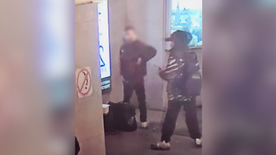 В Петербурге ищут подростков, напавших на торговца обувью в переходе на Комендантском