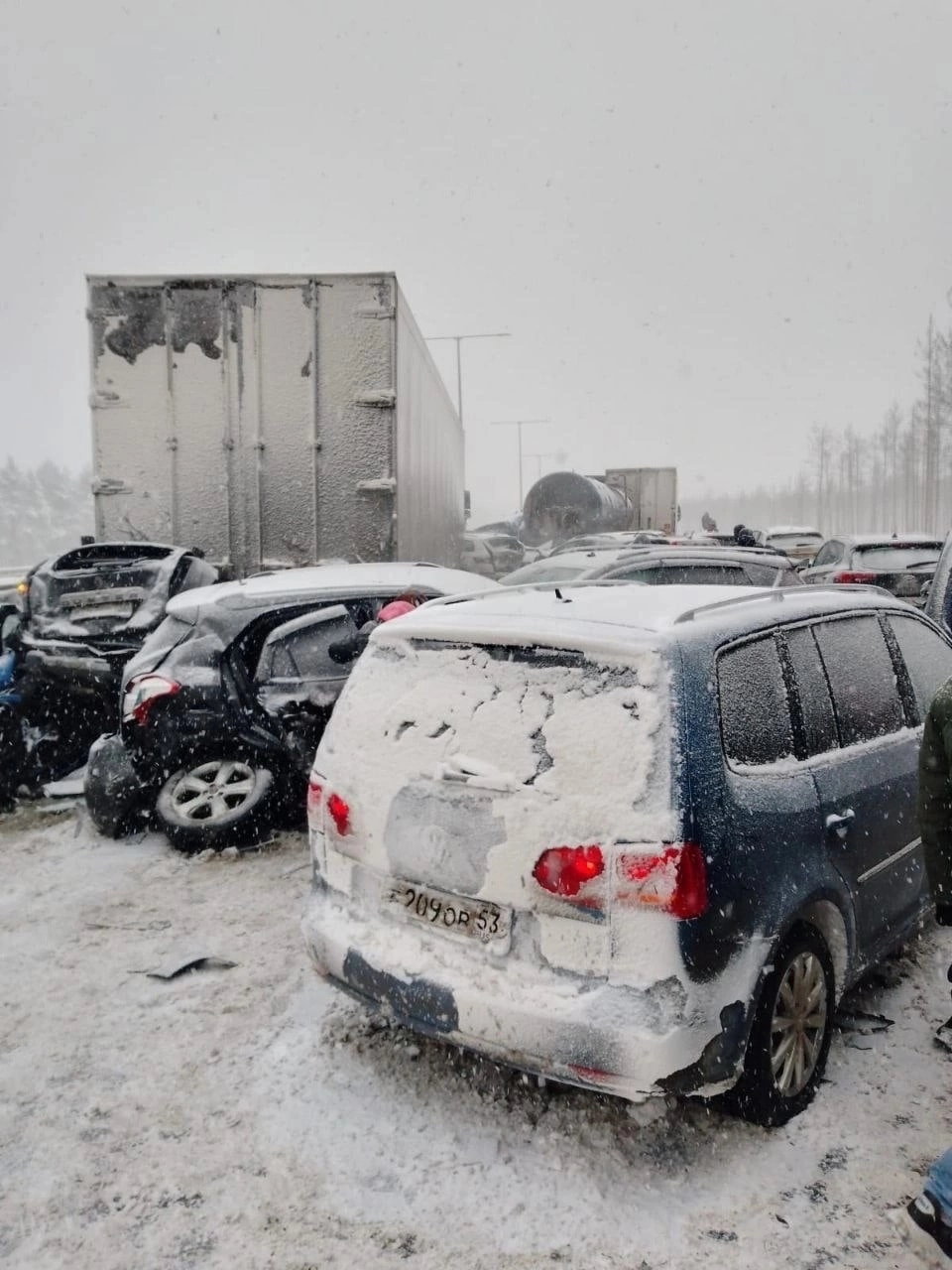 В результате аварии на трассе М-11 собралась пробка более 4 км - tvspb.ru