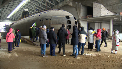 Китайским туристам показали легендарную подлодку К-3 «Ленинский комсомол» в Кронштадте