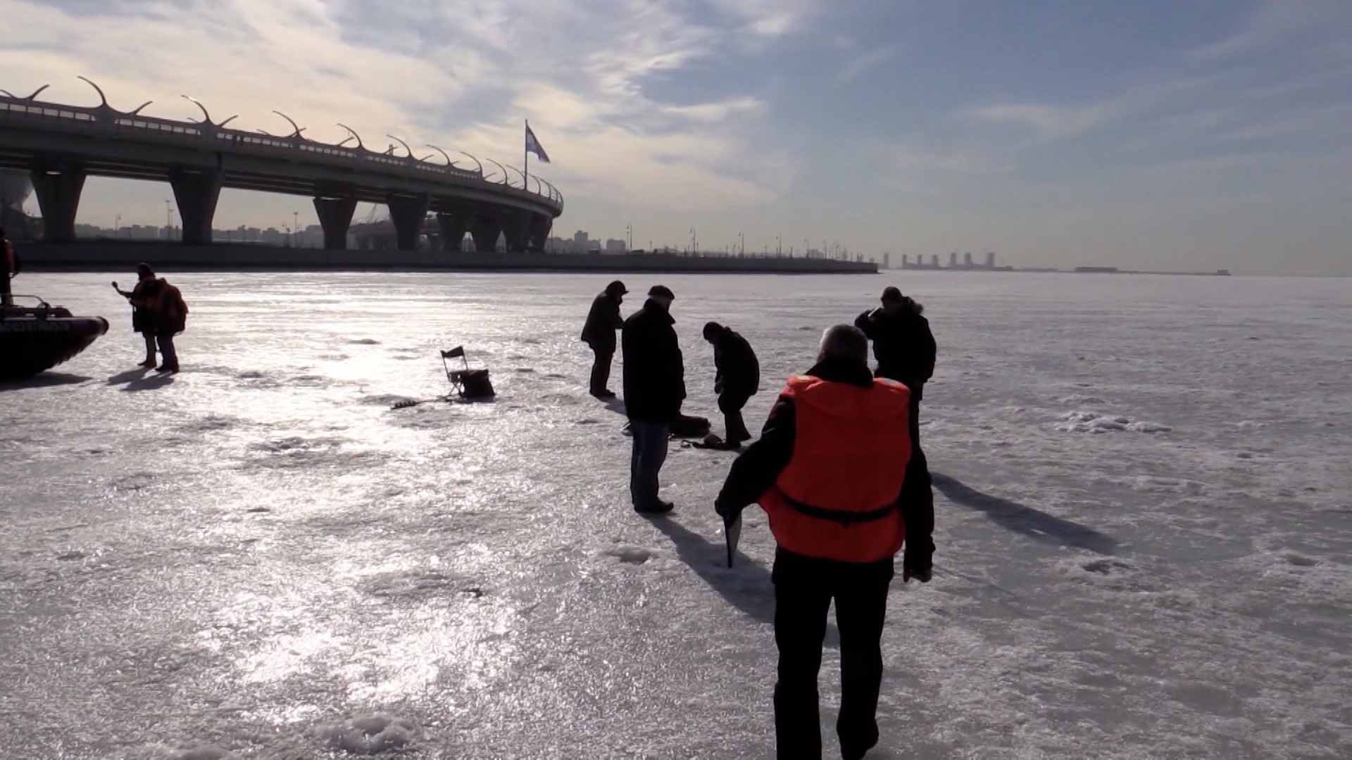 Три льдины с рыбаками оторвались на водоемах Петербурга с начала года