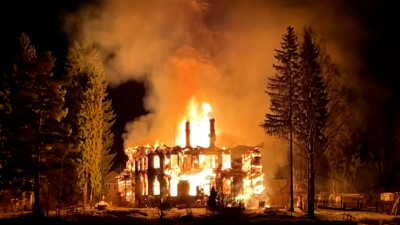 В Вырице 20 пожарных тушили горящий дом на 400 «квадратов»